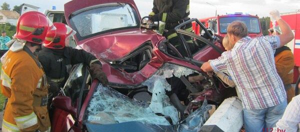 Работники МЧС извлекают водителя из машины. - Sputnik Беларусь