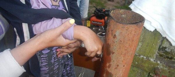 Ребенок застрял в калитке в Гомельской области - Sputnik Беларусь