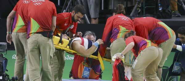 Медики уносят пострадавшего спортсмена - Sputnik Беларусь