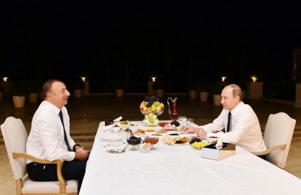 İlham Əliyev və Vladimir Putin çay süfrəsi arxasında - Sputnik Беларусь