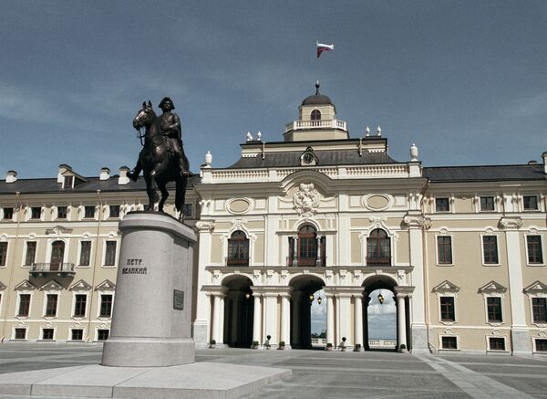 Памятник Петру I на плаце перед северном фасадом Государственного Дворца Конгрессов в Стрельне - Sputnik Беларусь