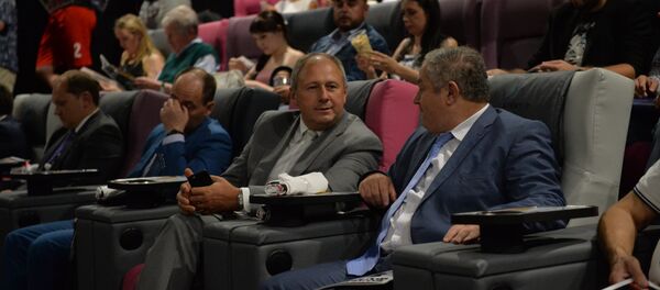 Председатель АБФФ Сергей Румас (в центре) на презентации новой формы сборной Беларуси по футболу - Sputnik Беларусь