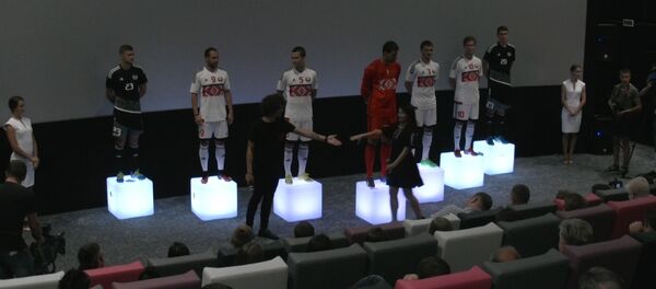 Футбольная вышиванка: Глеб, Стасевич и Януш презентовали новую форму Футбольная вышиванка: Глеб, Стасевич и Януш презентовали новую форму - Sputnik Беларусь