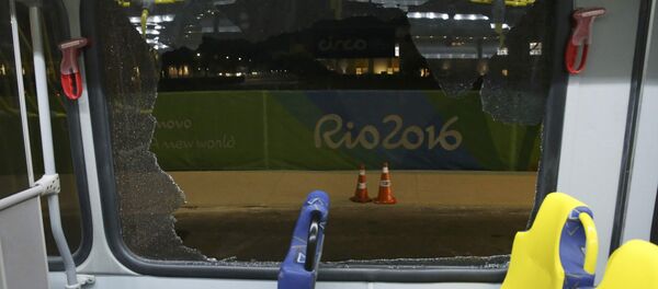 Автобус, в котором ехали журналисты - Sputnik Беларусь