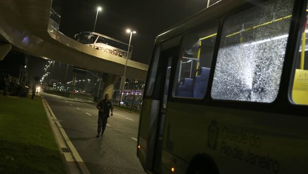 Поврежденный автобус в Рио - Sputnik Беларусь