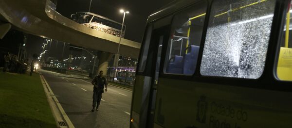 Поврежденный автобус в Рио - Sputnik Беларусь