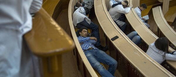 Студенты перед началом лекции Студенты перед началом лекции - Sputnik Беларусь