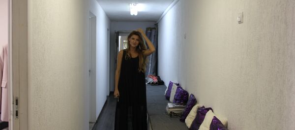 В шоу-руме нет возможности представить товар так, как в хорошем магазине, но по мнению дизайнера, здесь все равно лучше, чем специализированных отделах ЦУМа В шоу-руме нет возможности представить товар так, как в хорошем магазине, но по мнению дизайнера, здесь все равно лучше, чем специализированных отделах ЦУМа - Sputnik Беларусь