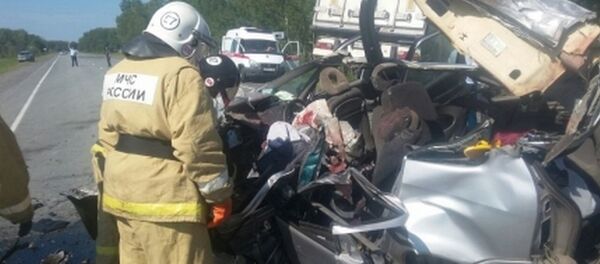 Из покореженного автомобиля погибших вырезали спасатели - Sputnik Беларусь