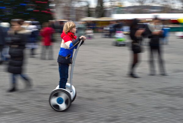 Гироскутер стал уже привычным гаджетом в городской среде, главное - не забыть зарядить аккумулятор - Sputnik Беларусь