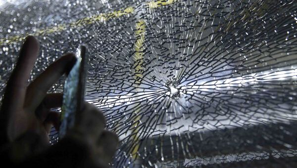 Разбитое стекло автобуса с журналистами - Sputnik Беларусь