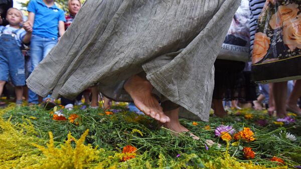 Верующие снимали обувь и босиком ходили по ковру из свежесрезанных цветов - Sputnik Беларусь