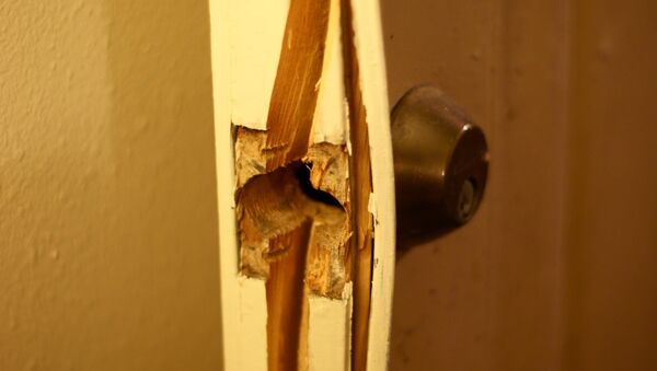 Сломанная дверь. Архивное фото - Sputnik Беларусь