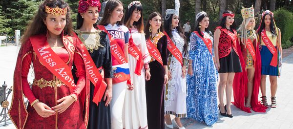 Участницы конкурса Miss Union-2016 возложили цветы к могиле Гейдара Алиева - Sputnik Беларусь