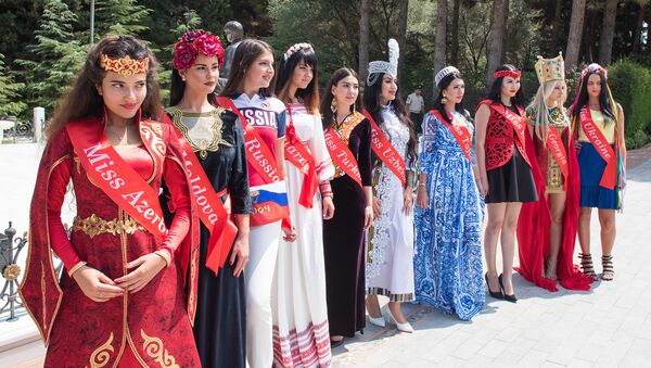 Участницы конкурса Miss Union-2016 возложили цветы к могиле Гейдара Алиева - Sputnik Беларусь
