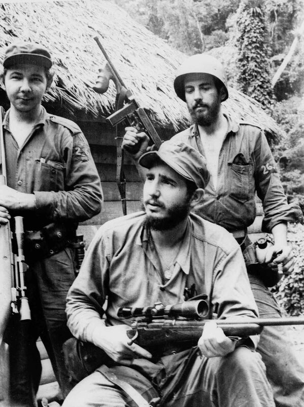 14 марта 1957 года. Фидель Кастро, молодой антибатистовский партизанский лидер, в центре, его брат Рауль Кастро - слева, Камило Сьенфуэгос, также одна из ключевых фигур Кубинской революции, - справа, в горах восточной части Кубы. - Sputnik Беларусь