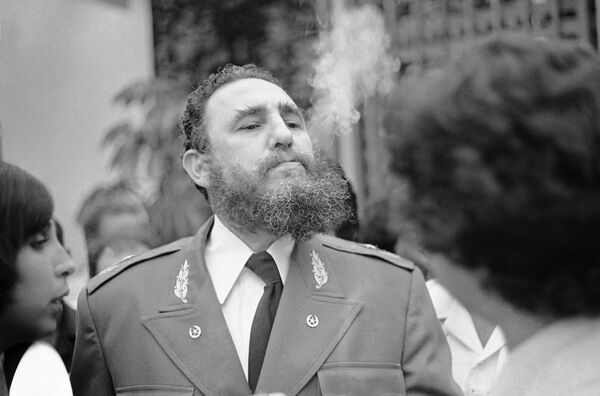 Кастро во время приема делегации из США 28 июня 1978-го в Гаване. Говорили, что команданте поклялся не сбривать свою знаменитую бороду до полной победы революции в мировом масштабе. Среди многочисленных покушений на Фиделя было и покушение на его бороду: боливийская разведка попыталась всучить ему стельки для ботинок, пропитанные таллием. Предполагалось, что от этого у Кастро выпадут борода и все остальные волосы, отчего он утратит свою популярность у женщин и застрелится сам. - Sputnik Беларусь