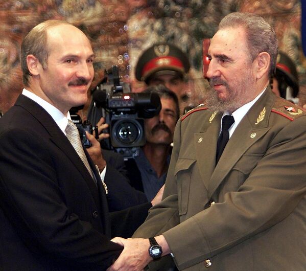 Кастро приветствует президента Беларуси Александра Лукашенко 3 сентября 2000 года в Гаване. Лукашенко во время двухдневного официального визита на Кубу подписал Договор о дружественных отношениях и сотрудничестве. - Sputnik Беларусь