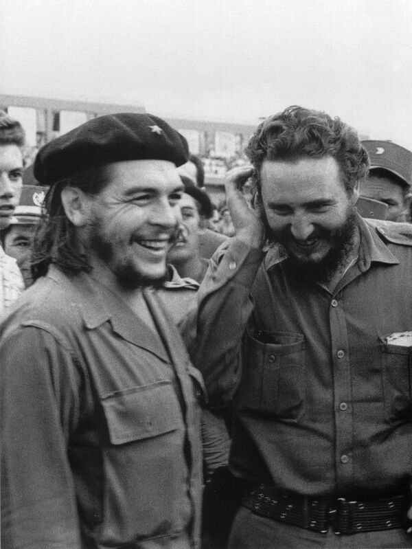 Кастро во время встречи в Гаване с лидером латиноамериканского партизанского движения и команданте Кубинской революции 1959 года Эрнесто Че Геварой 1 января 1960 года. Я начинал революцию, имея за собой 82 человека. Если бы мне пришлось повторить это, мне бы хватило пятнадцати или даже десяти. Десять человек и абсолютная вера. Неважно, сколько вас. Важно верить и важно иметь четкий план. Победа – это упорство, - говорил Кастро. - Sputnik Беларусь