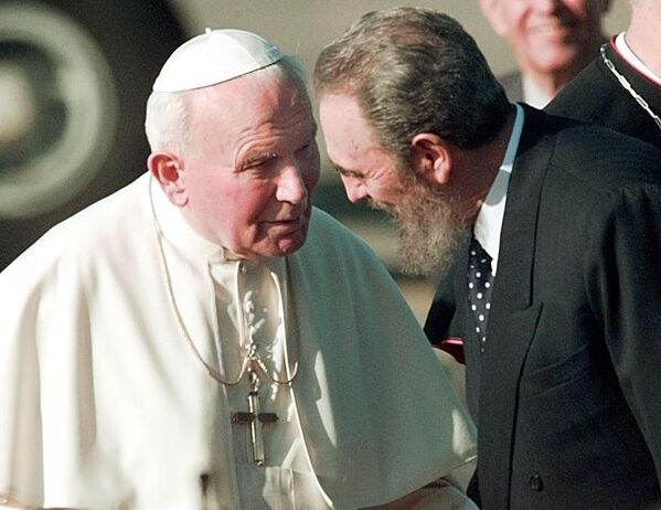 Кастро слушает Папу Римского Иоанна Павла II в международном аэропорту Хосе Марти в Гаване 21 января 1998 года. Я никогда не усматривал противоречий между теми идеями, которыми живу я, и теми идеями, которыми жил Иисус, - говорил Фидель в одном из своих выступлений. - Sputnik Беларусь