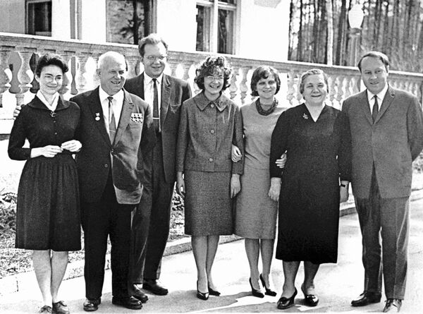 Н. Хрущев с семьей. Слева направо: дочь Елена, сын Сергей, жена Сергея, дочь Рада, жена Нина Петровна, зять А.И.Аджубей. 1963 год. - Sputnik Беларусь