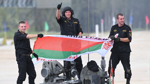 Экипаж танка Т-72Б3 армии Беларуси после полуфинальных соревнований конкурса Танковый биатлон на полигоне Алабино - Sputnik Беларусь