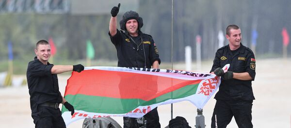 Экипаж танка Т-72Б3 армии Беларуси после полуфинальных соревнований конкурса Танковый биатлон на полигоне Алабино Экипаж танка Т-72Б3 армии Беларуси после полуфинальных соревнований конкурса Танковый биатлон на полигоне Алабино - Sputnik Беларусь