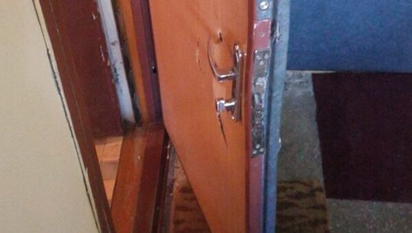 Выбитая дверь в квартире доктора Середы - Sputnik Беларусь