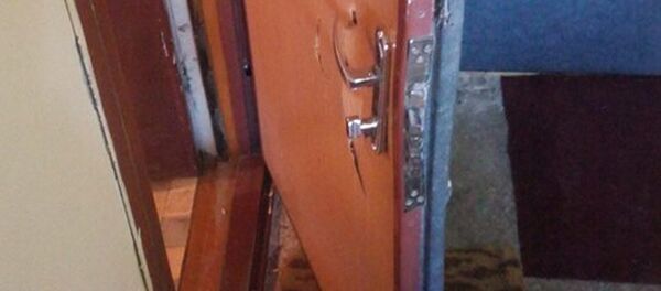 Выбитая дверь в квартире доктора Середы - Sputnik Беларусь