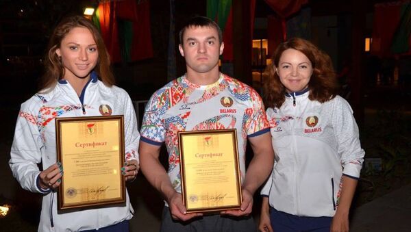 Спортсмены с сертификатами для школ - Sputnik Беларусь