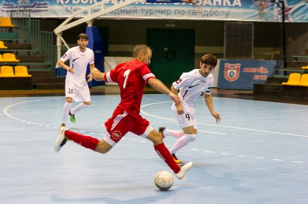 Команда Динамо Лат сражается с таможенниками из Армении Команда Динамо Лат сражается с таможенниками из Армении - Sputnik Беларусь