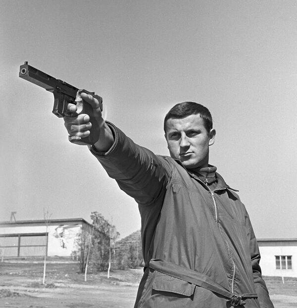 Афанасий Кузьмин - член олимпийской команды СССР по стрельбе из пистолета (25 м). XIX летние Олимпийские игры (12-27 октября 1968) Афанасий Кузьмин - член олимпийской команды СССР по стрельбе из пистолета (25 м). XIX летние Олимпийские игры (12-27 октября 1968) - Sputnik Беларусь