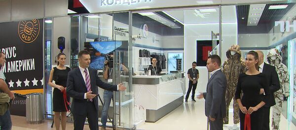 Макеты оружия, гаджеты и камуфляж: в Шереметьево открылся магазин Калашников - Sputnik Беларусь