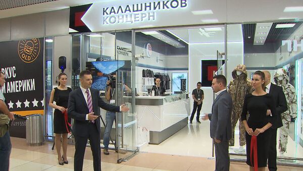 У Шарамецьева адчынілі першую фірмовую краму Калашнікаў - Sputnik Беларусь