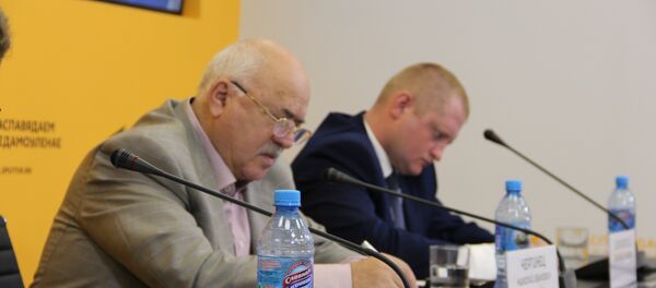 Председатель Союза писателей Беларуси Николай Чергинец и политолог Александр Шпаковский - Sputnik Беларусь