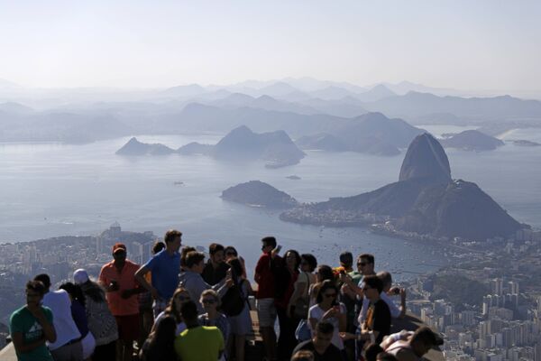 Туристы наслаждаются видами Рио-де-Жанейро на вершине горы Корковаду, где находится статуя Христа Спасителя - Sputnik Беларусь