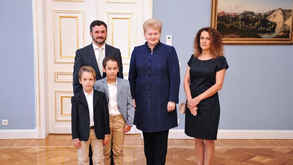 Даля Грибаускайте (в центре) и Андрюс Пулокас с женой и детьми - Sputnik Беларусь
