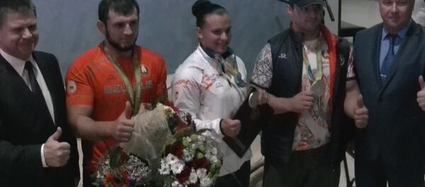 Верым, можам: белорусы встретили медалистов олимпиады в аэропорту - Sputnik Беларусь