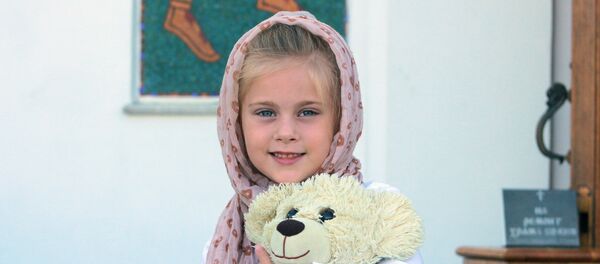 Девочка у церкви - Sputnik Беларусь