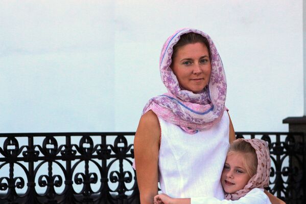 Девочка с мамой у храма - Sputnik Беларусь
