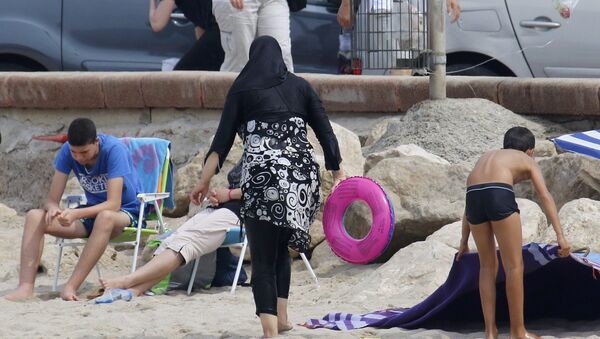 Мусульманка в буркини на пляже - Sputnik Беларусь