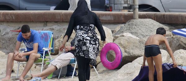 Мусульманка в буркини на пляже - Sputnik Беларусь