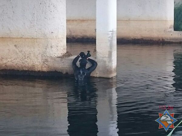 Водолазы извлекают емкости с ртутью из реки Лесная - Sputnik Беларусь