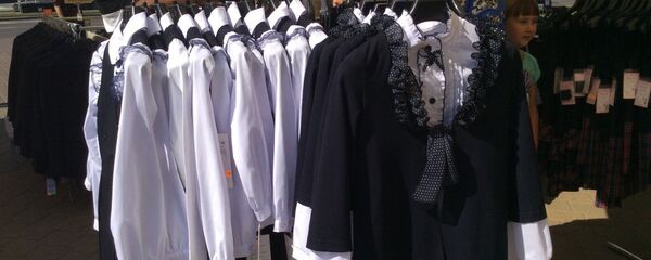 Цветовая гамма представленных моделей школьной формы в основном - черно-белая - Sputnik Беларусь