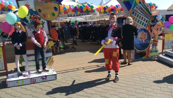 У входа на ярмарку посетителей встречал веселый клоун - Sputnik Беларусь