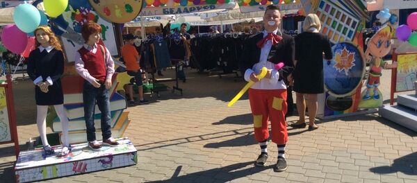 У входа на ярмарку посетителей встречал веселый клоун - Sputnik Беларусь