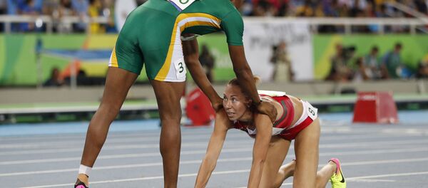 Белорусская легкоатлетка Марина Арзамасова (справа) и южноафриканка Кастер Семеня Белорусская легкоатлетка Марина Арзамасова (справа) и южноафриканка Кастер Семеня - Sputnik Беларусь