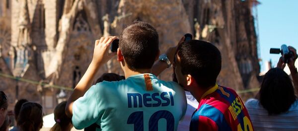 Туристы у костела Саграда Фамилия - Sputnik Беларусь