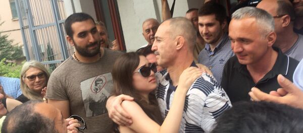 Владимир Япринцев обнимается с дочерью - Sputnik Беларусь