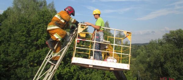 Спасатель помогает застрявшему рабочему - Sputnik Беларусь